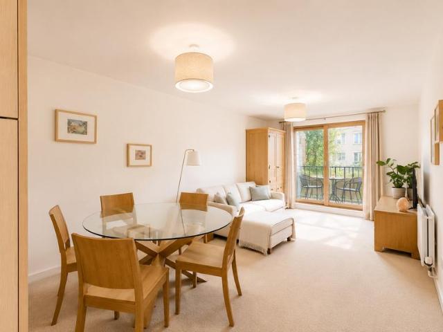 Flat for sale in Clapham, Greater London