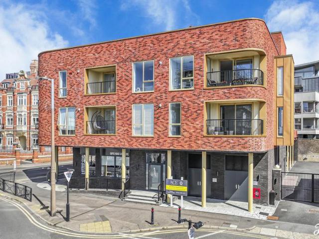 Flat for sale in Alton Barnes, Essex