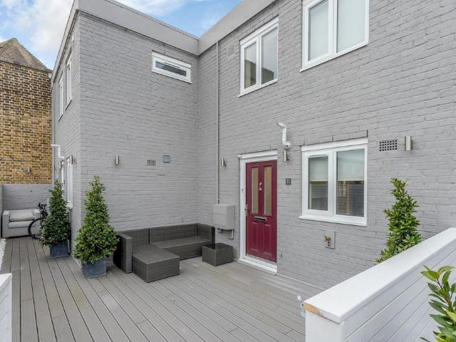 Flat for sale in Beaconsfield, Knotty Green
