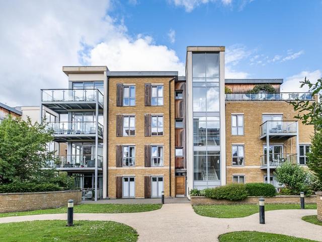 Flat for sale in Hampton Wick, Greater London