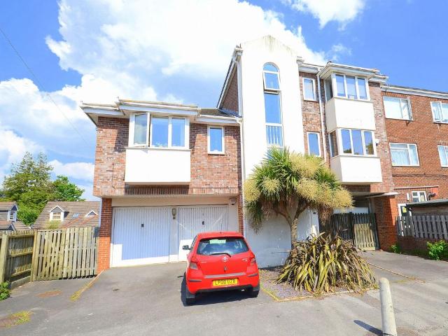 Flat for sale in Pokesdown, Bournemouth