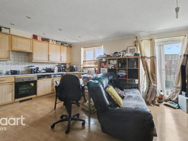 Flat for sale in Purfleet, Essex