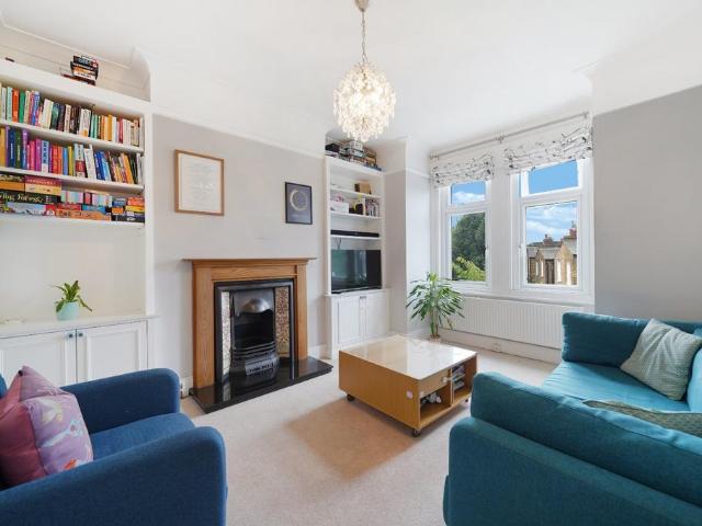 Flat for sale in Summerstown, Greater London