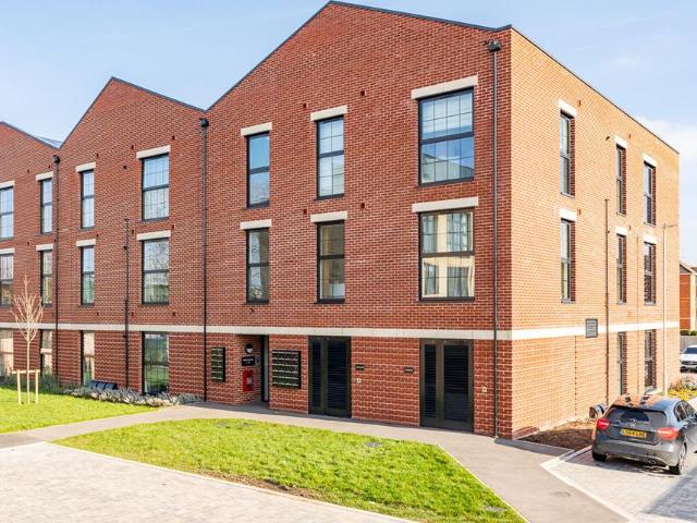 Flat for sale in Hertford, Colliers End