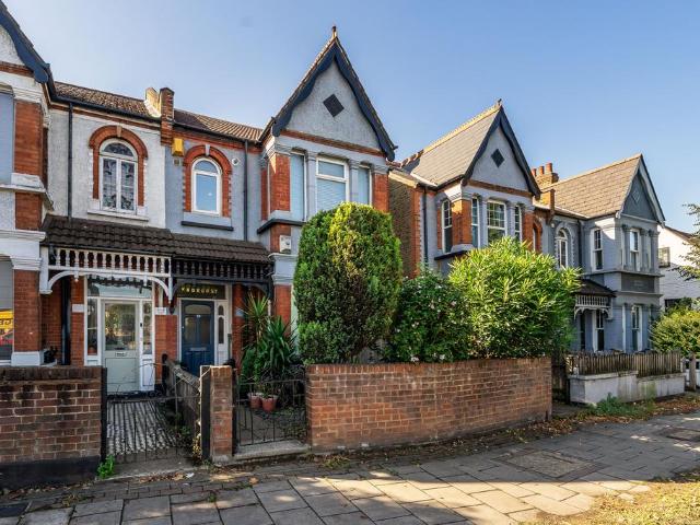 Flat for sale in London Borough of Hounslow, Strand