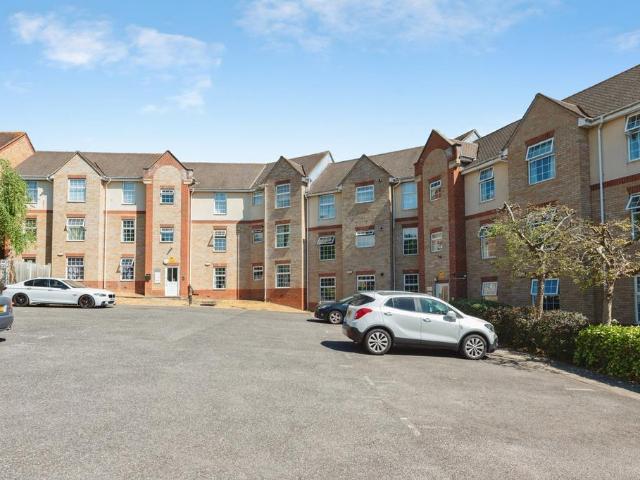 Flat for sale in Grays, Essex