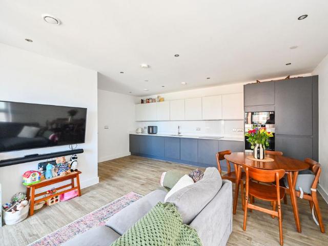 Flat for sale in Old Ford, Bow