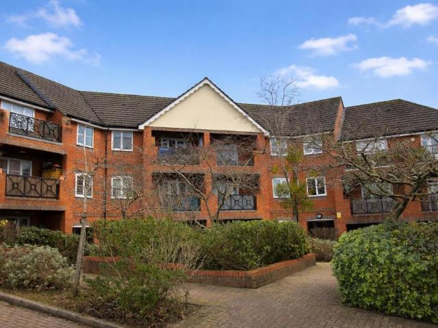 Flat for sale in Totteridge, Cressex