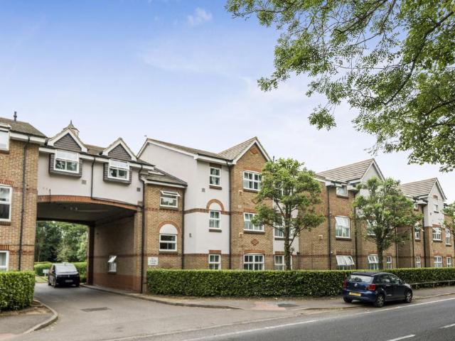 Flat for sale in Moneyhill, Batchworth
