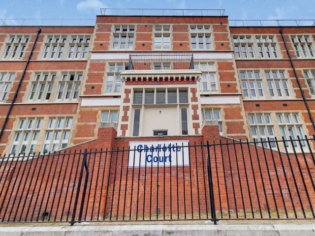 Flat for sale in Walworth, Greater London