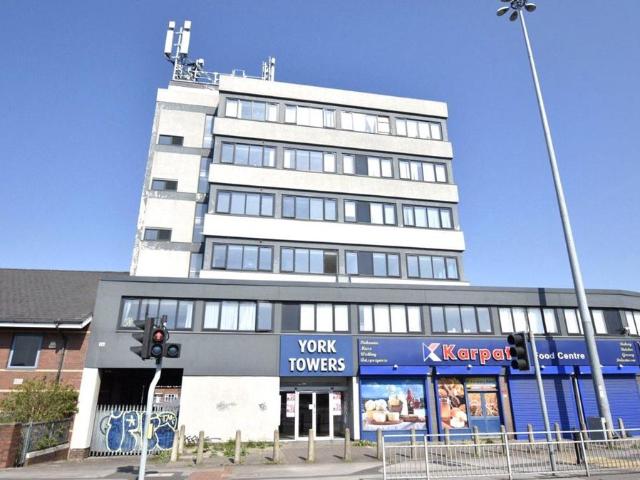 Flat for sale in Osmondthorpe, Leeds