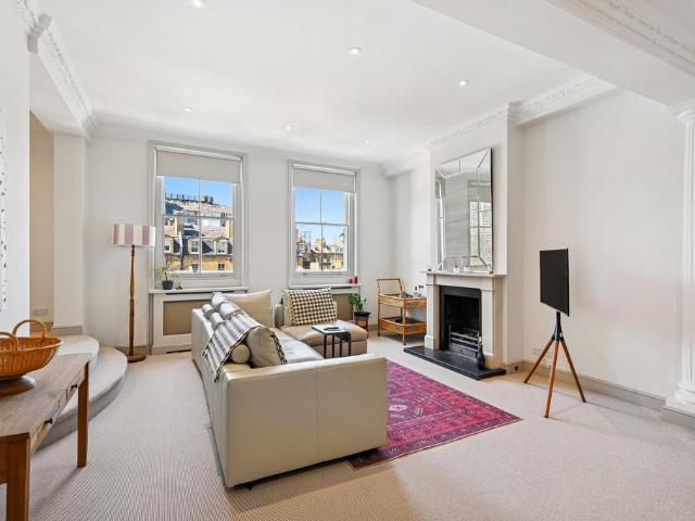 Flat for sale in Brompton, Greater London