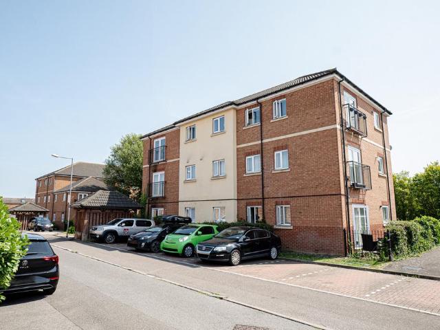 Flat for sale in Laindon, Essex