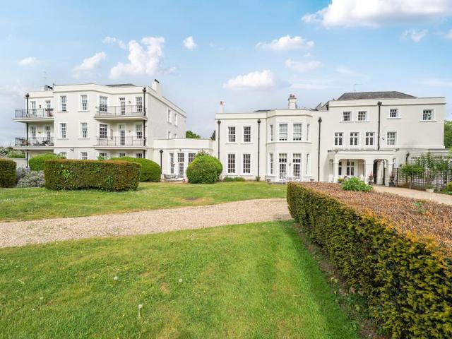 Flat for sale in Tyttenhanger, Five Acres