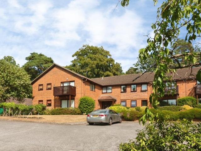 Flat for sale in Old Dean, Heol-las
