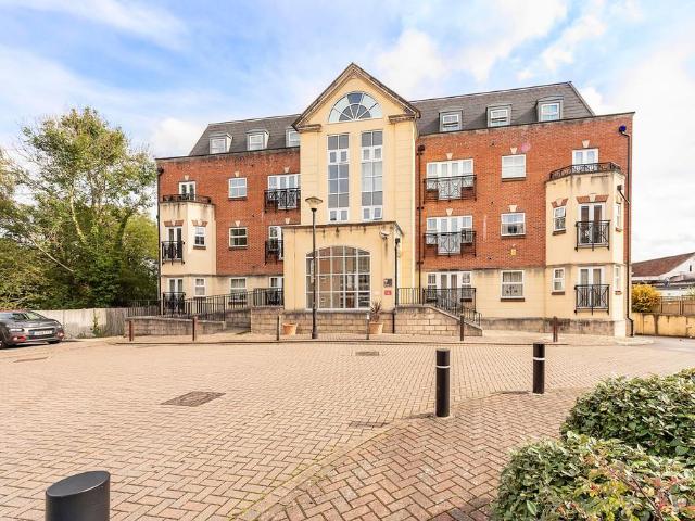 Flat for sale in Beaconsfield, Knotty Green
