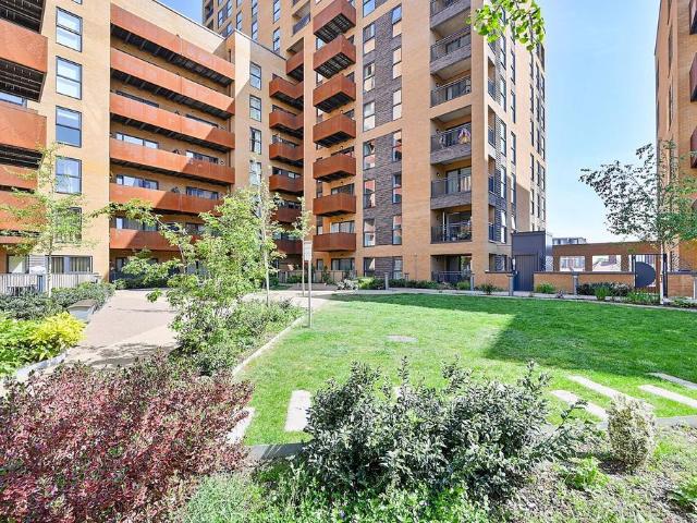 Flat for sale in London Borough of Ealing, Greater London
