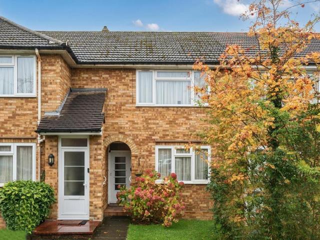 Flat for sale in Little Stanmore, Greater London