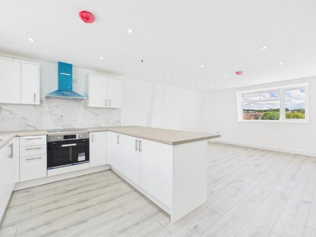 Flat for sale in Streatham, Greater London