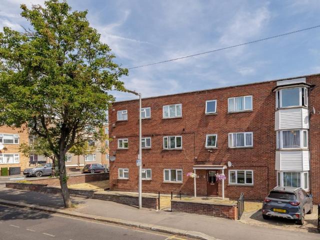 Flat for sale in South Woodford, Greater London
