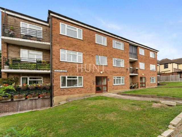 Flat for sale in Woodford Wells, Greater London