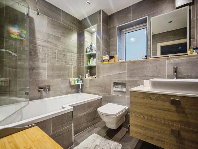 Flat for sale in Midway, Kent