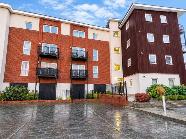 Flat for sale in Kennet Island, Reading