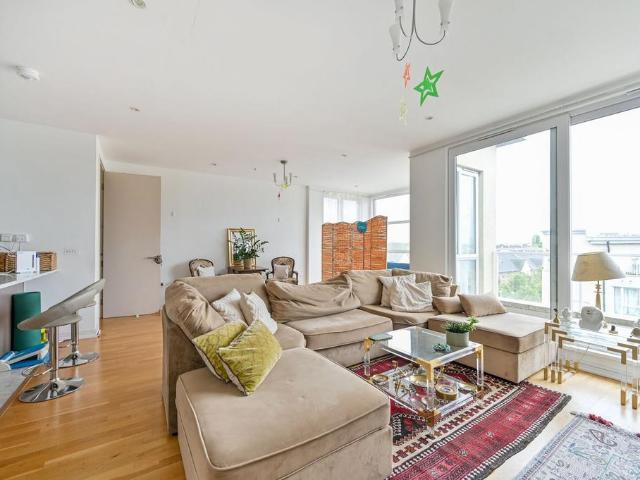 Flat for sale in Kew, Greater London