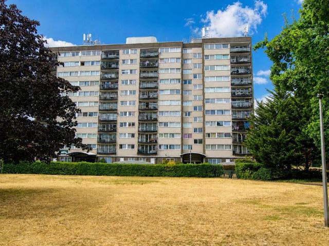 Flat for sale in Charlton, Greater London