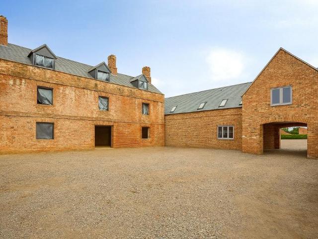 Flat for sale in Elmfield, Leicestershire