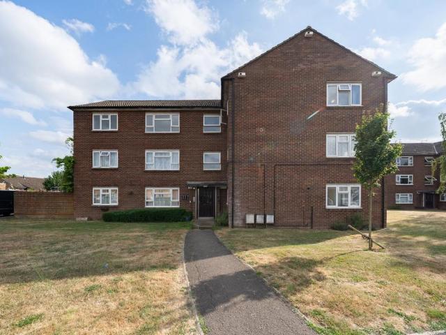 Flat for sale in Kings Hill, Colliers End