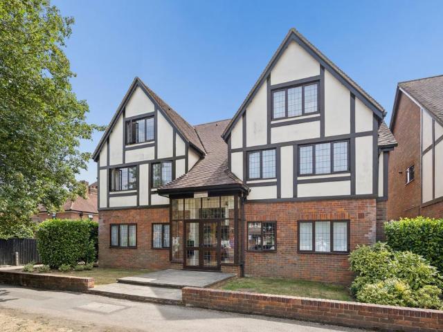 Flat for sale in Beaconsfield, Knotty Green
