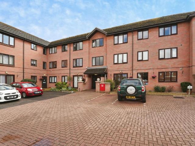 Flat for sale in Wotton, Gloucester