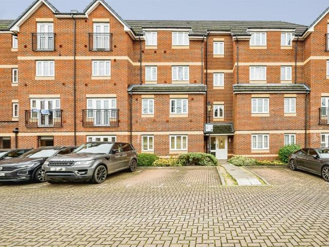 Flat for sale in Slough