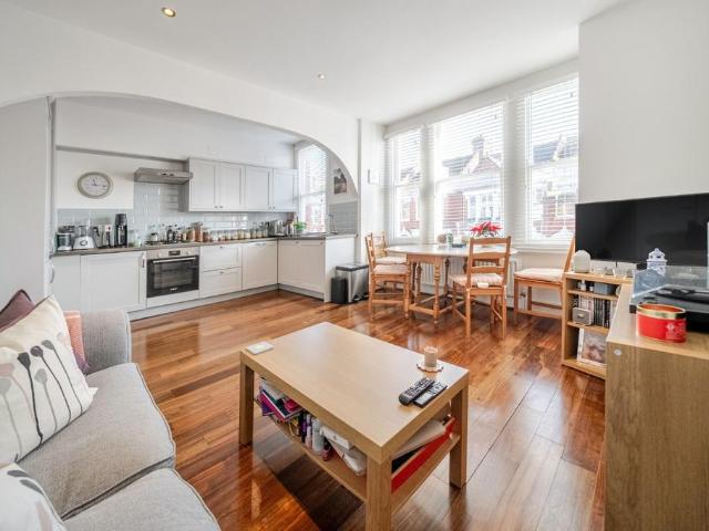Flat for sale in Streatham, Greater London