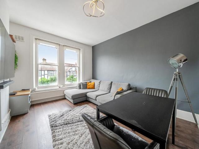 Flat for sale in Streatham, Greater London