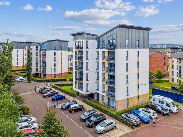 Flat for sale in Hutchesontown, Oatlands