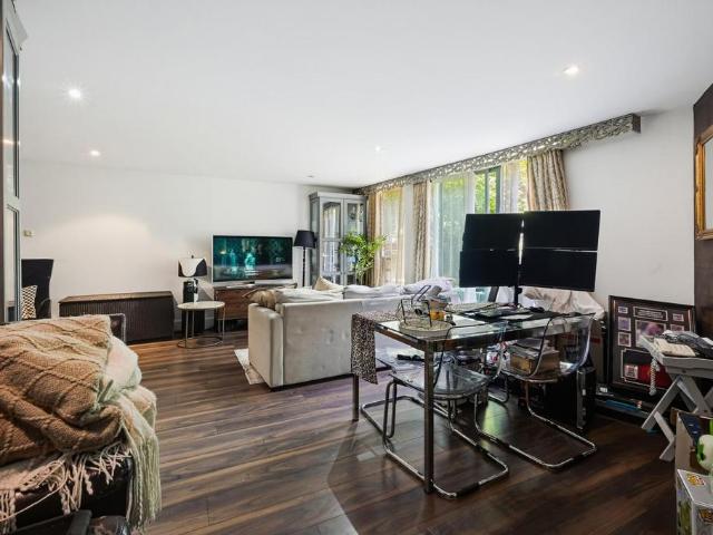 Flat for sale in Millwall, Greater London