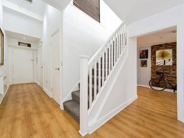 Flat for sale in Islington, Calderstones