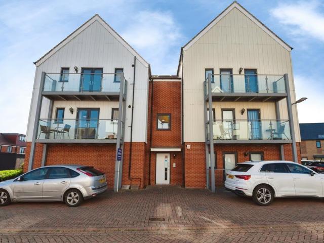 Flat for sale in South Ockendon, Essex