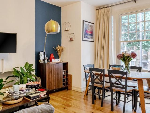 Flat for sale in Clapham, Greater London