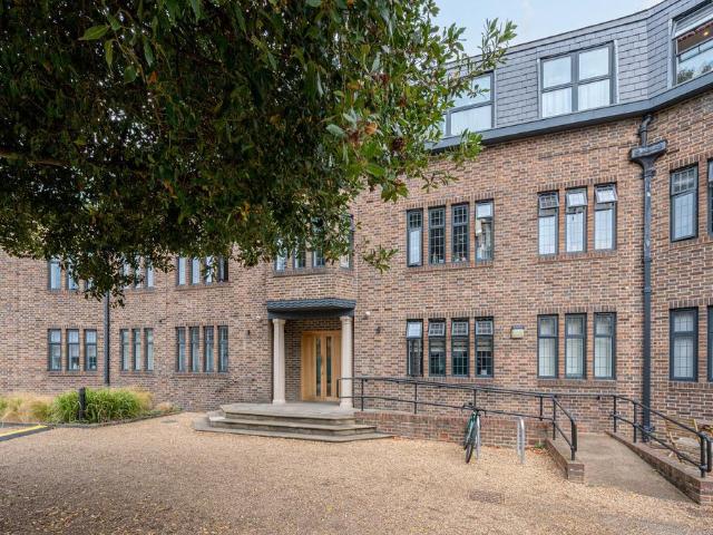 Flat for sale in Clapham Park, Greater London
