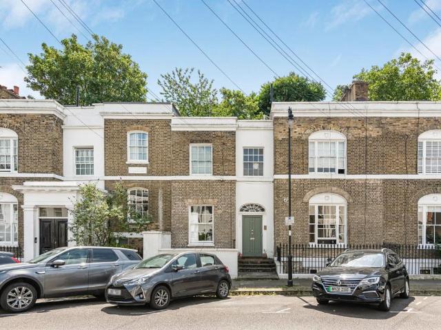 Flat for sale in Highbury, Greater London