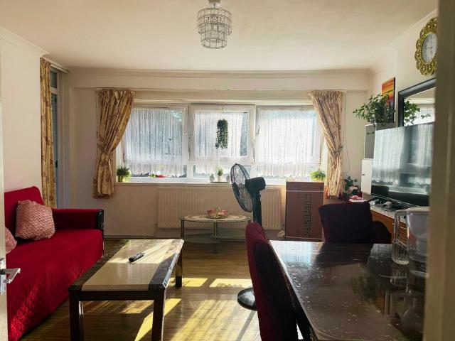 Flat for sale in Upton Park, Greater London