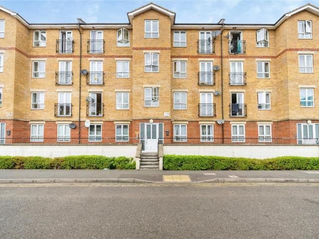 Flat for sale in Spring Park, Luton