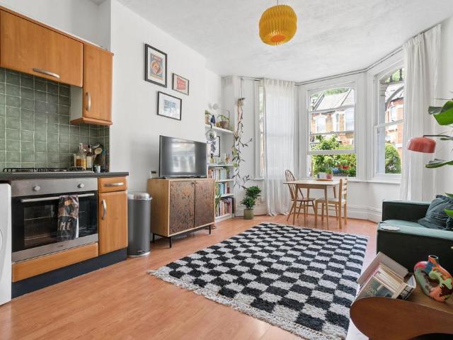 Flat for sale in London Borough of Lewisham, Ladywell