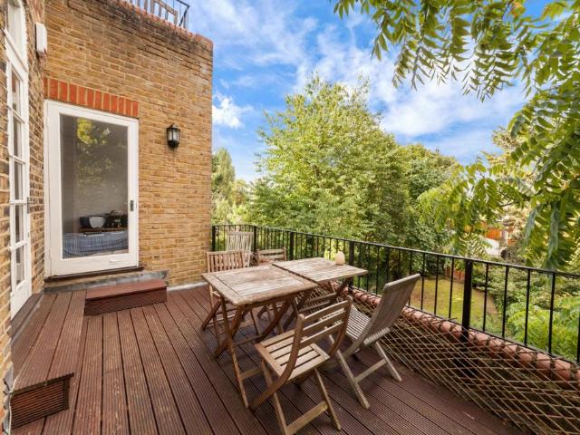 Flat for sale in South Hampstead, Greater London
