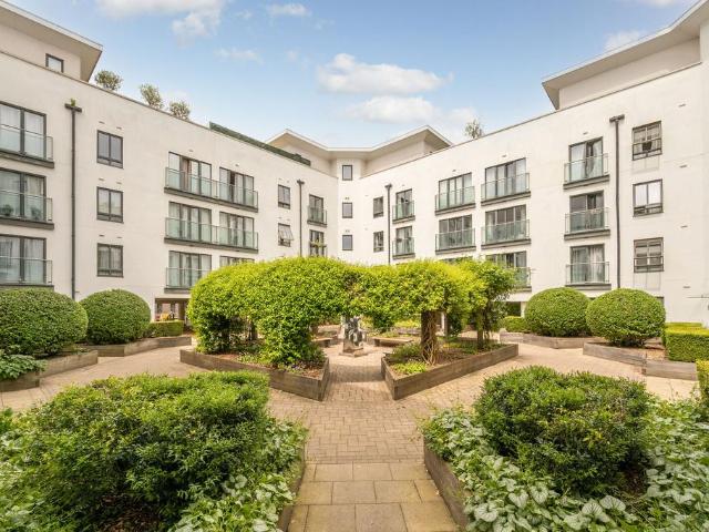 Flat for sale in Roehampton, Greater London