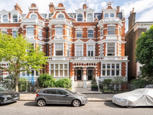 Flat for sale in South Kensington, Greater London