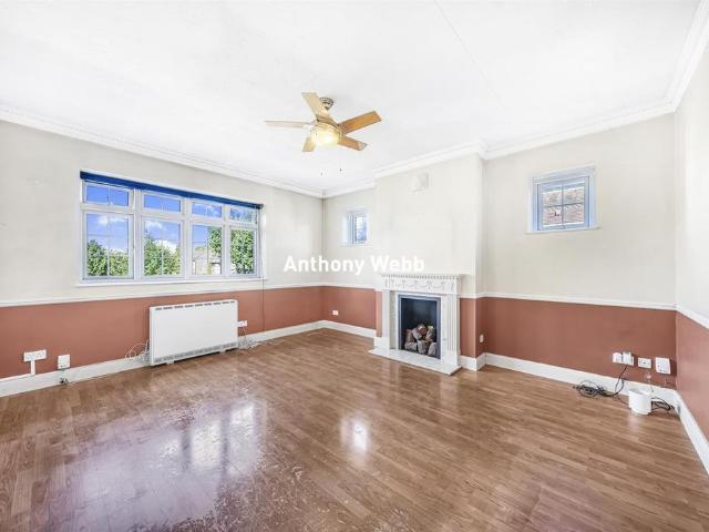 Flat for sale in Palmers Green, Greater London